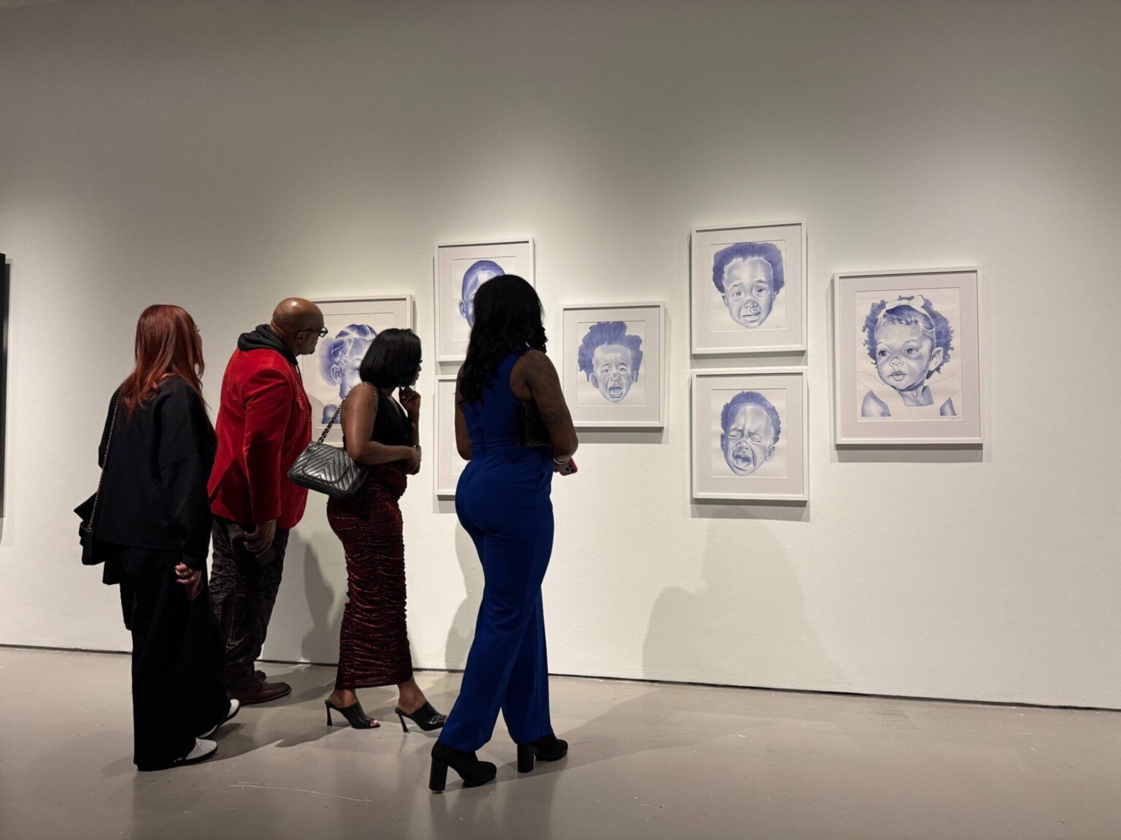 Patrons looking at Kyras work